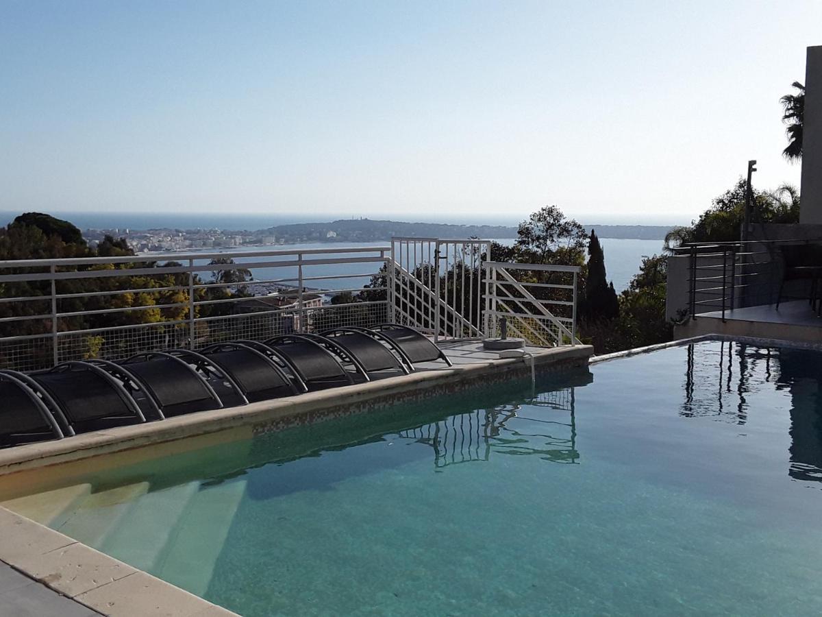 Alamp#supercannes #golfejuan #cannes #mediterraneanpanoramicview #piscine #rooftop # Verymodern #openliving #closebeach #closecapantibes Nyaraló *